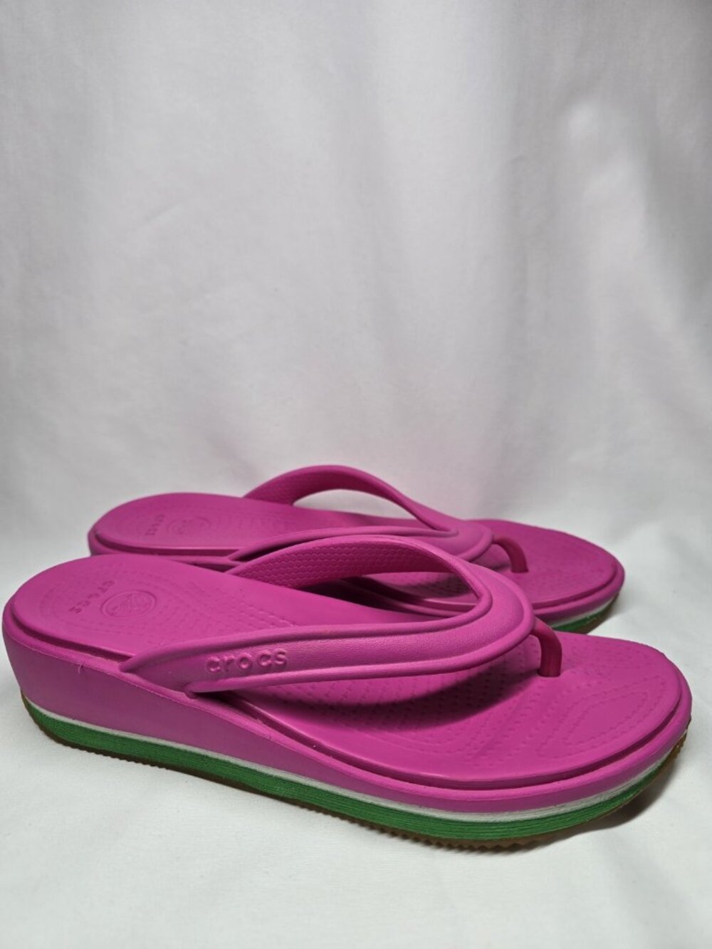 Crocs Retro Wedge Flip Flop Womens Size 7 Fuchsia Pink